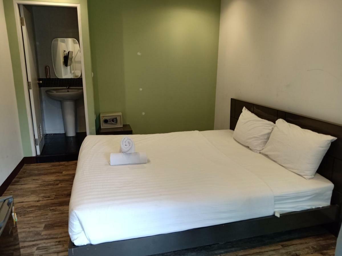 Resort M - Mrt Huai Khwang Bangkok Buitenkant foto